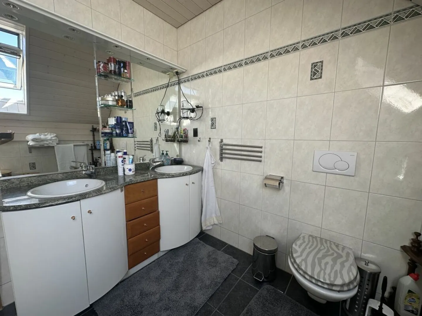 Charming Family Villa with Garage - Photo 18 of 29