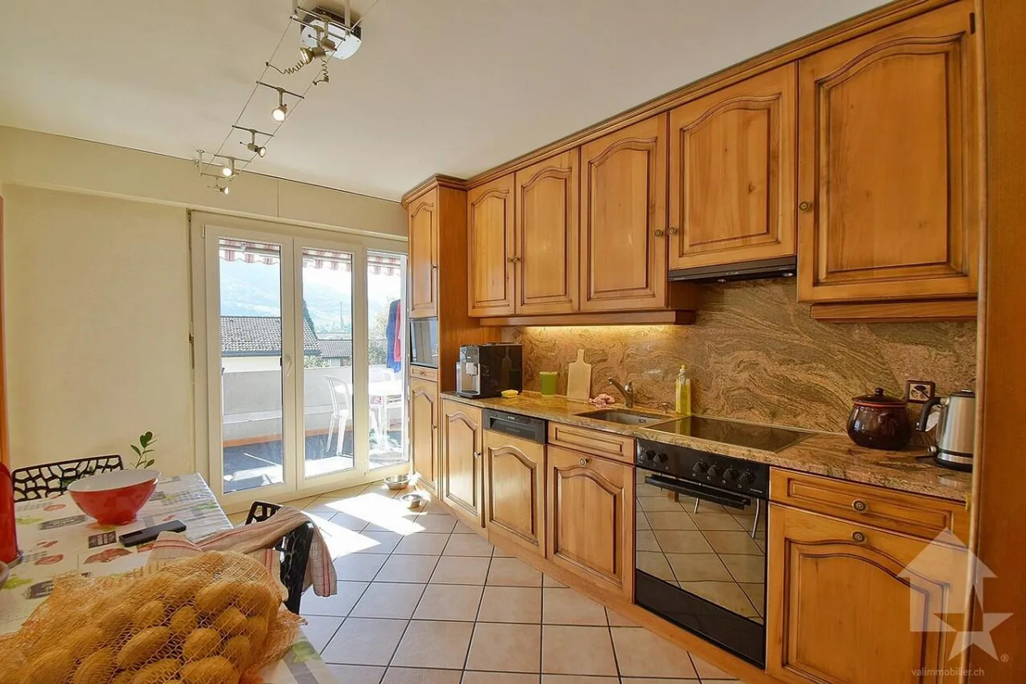 4.5 rooms with a garage box and an outdoor parking space included - Photo 6 of 13