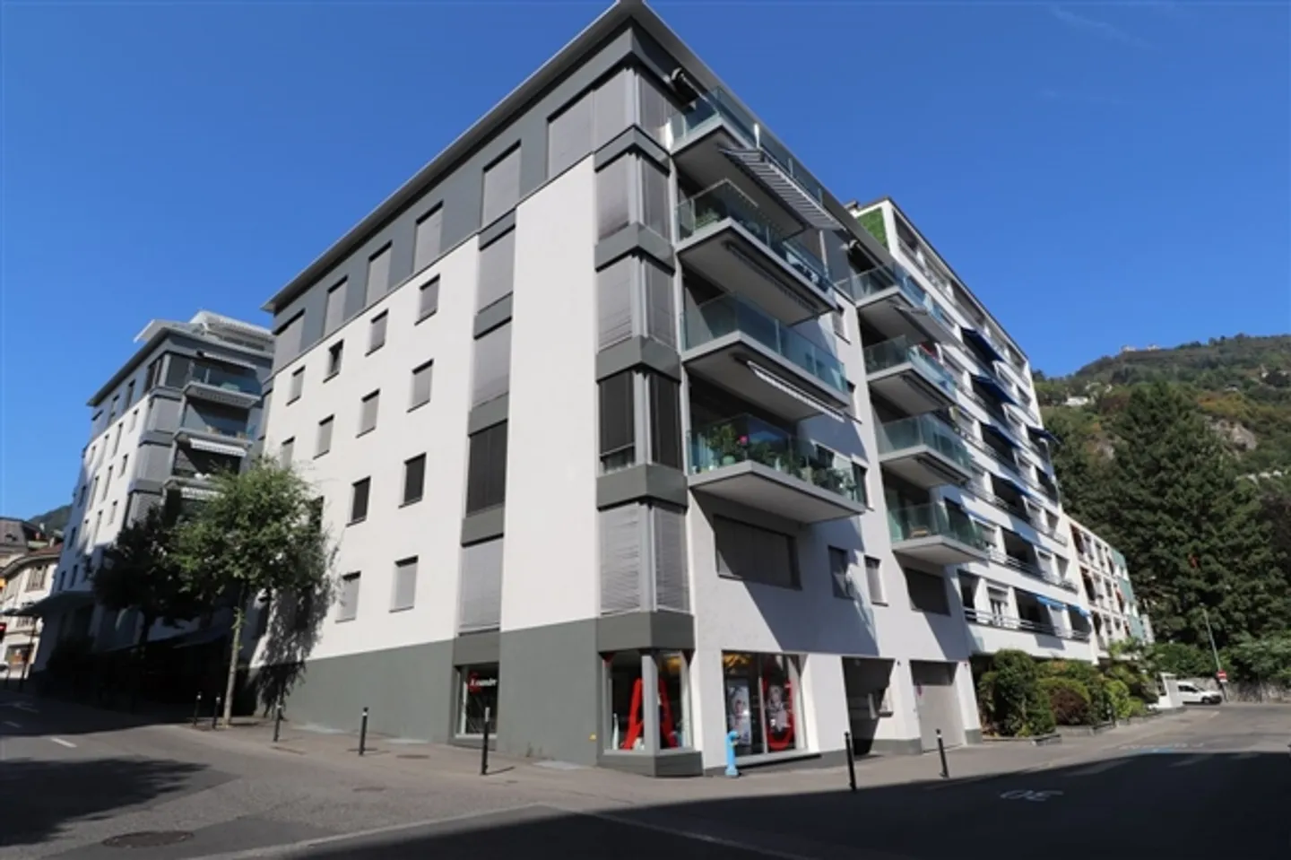 Bellissimo immobile commerciale idealmente situato nel centro di Montreux con buona visibilità - Foto 1 di 9