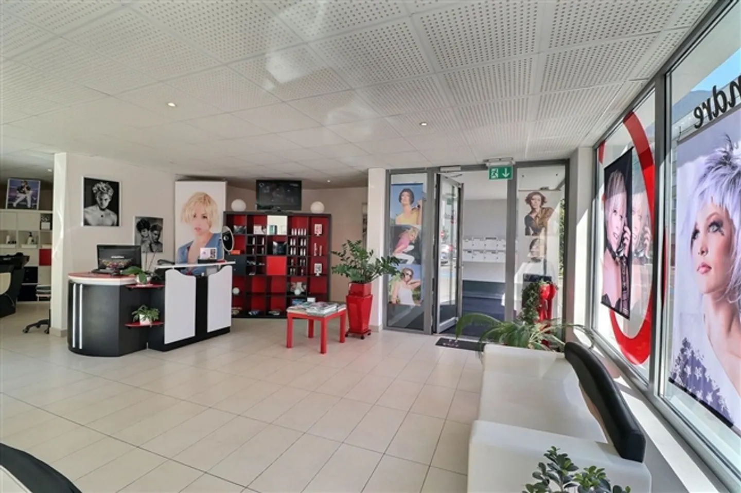 Bellissimo immobile commerciale idealmente situato nel centro di Montreux con buona visibilità - Foto 4 di 9