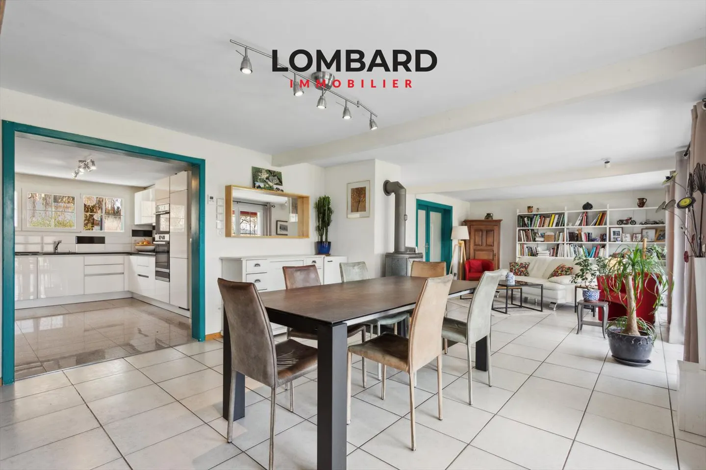 Spacious detached house with mountain views - Photo 5 of 11