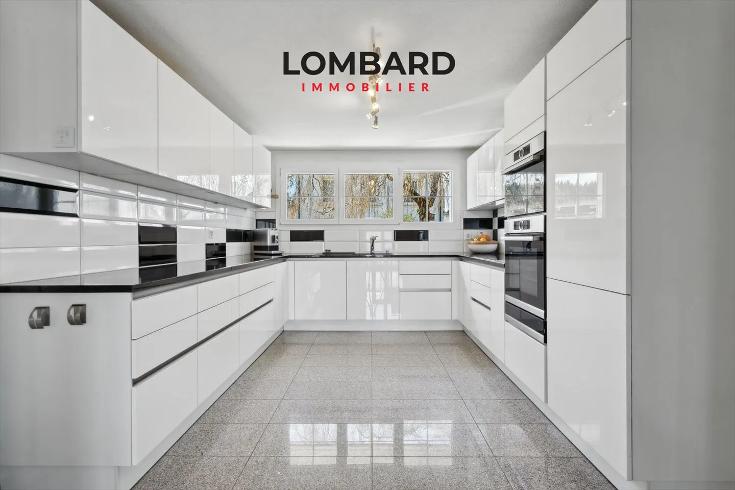 Spacious detached house with mountain views - Photo 6 of 11