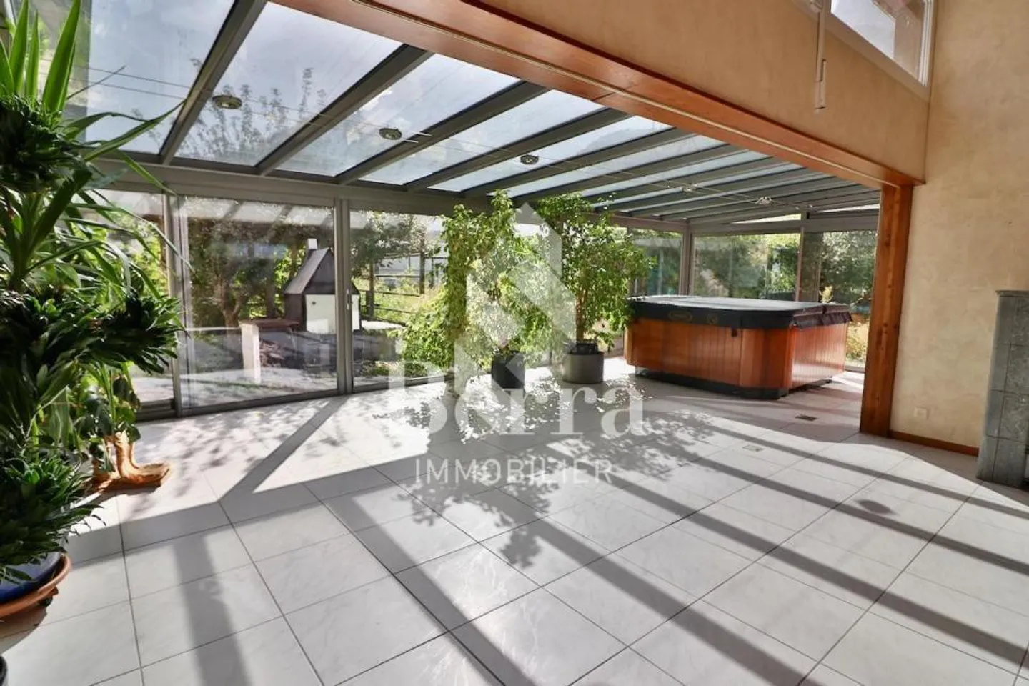 Propriété équestre avec villa individuelle dans la plaine du Rhône. - Photo 2 sur 13