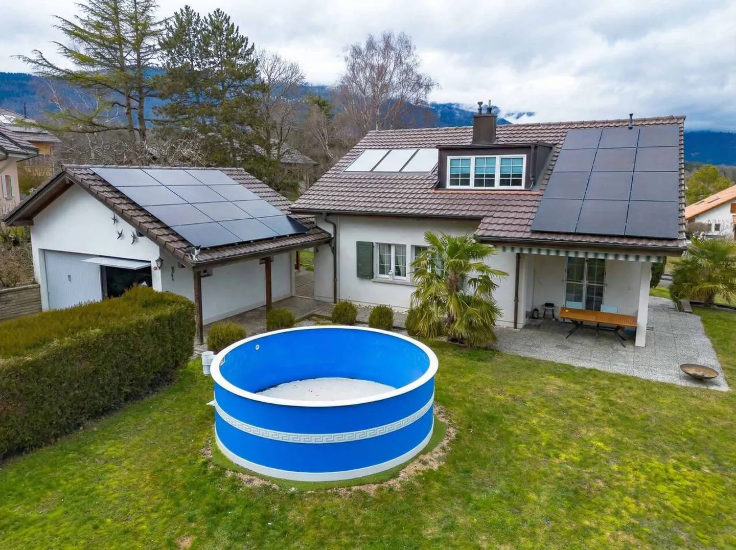 Superba villa indipendente di 5½ con vista libera, terrazza coperta e grande giardino verdeggiante - Foto 1 di 13