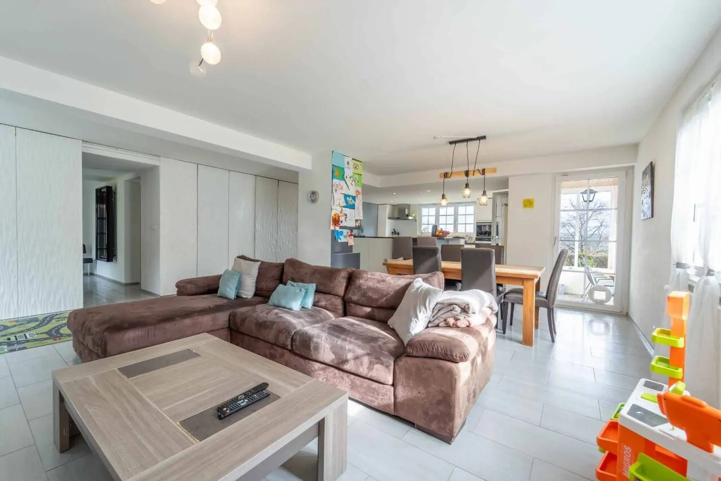 Superba villa indipendente di 5½ con vista libera, terrazza coperta e grande giardino verdeggiante - Foto 3 di 13