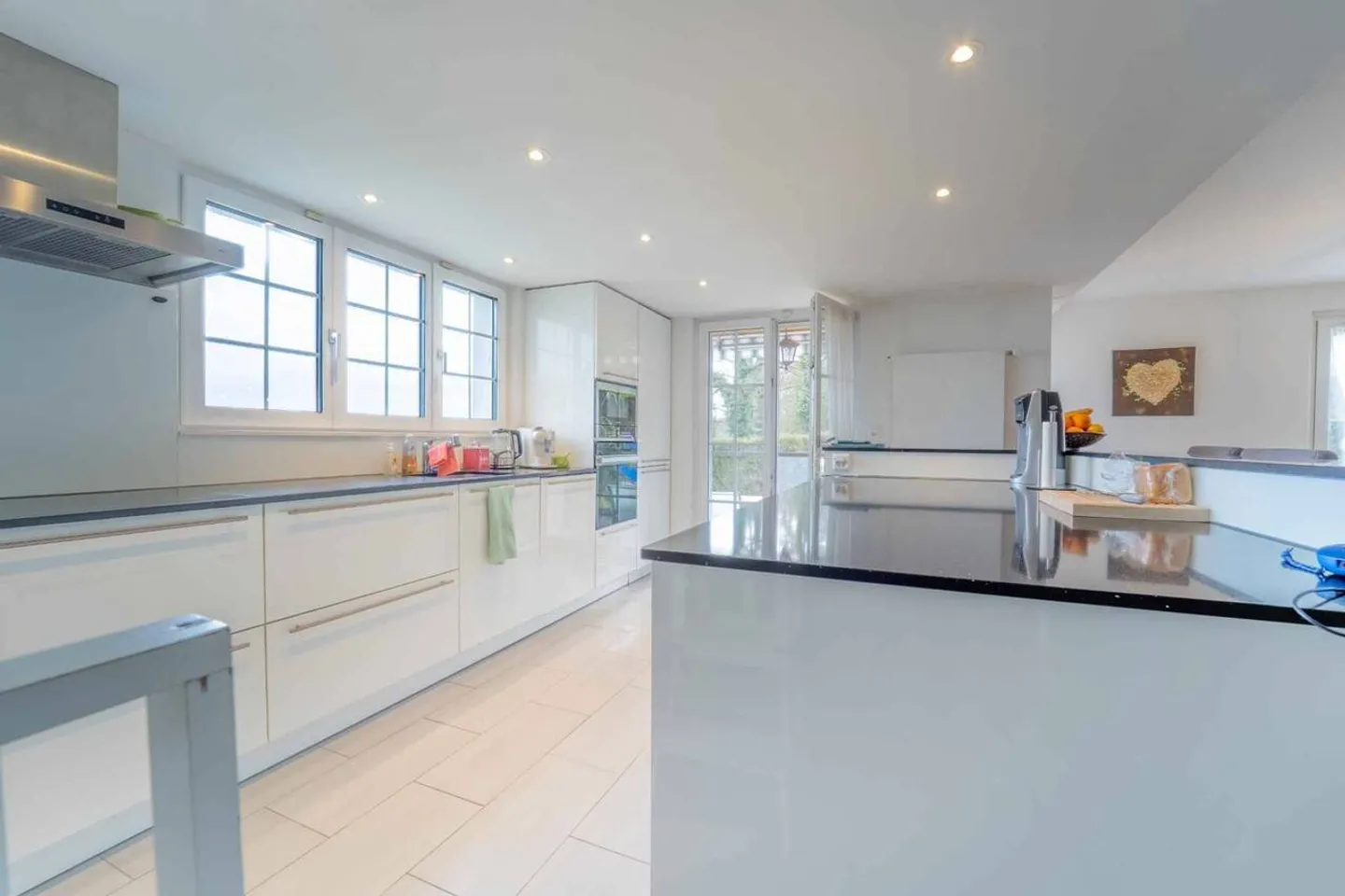 Superba villa indipendente di 5½ con vista libera, terrazza coperta e grande giardino verdeggiante - Foto 5 di 13