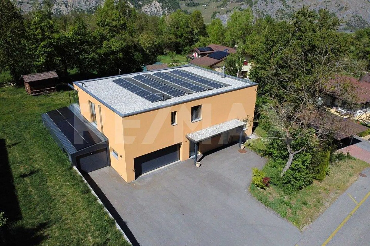 Casa unifamiliare moderna con vista panoramica sulla valle del Rodano a Susten/VS - Foto 1 di 13