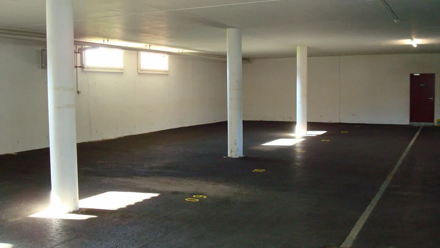 Tiefgaragenplätze oder Abstellplätze zu vermieten - Foto 1 von 3