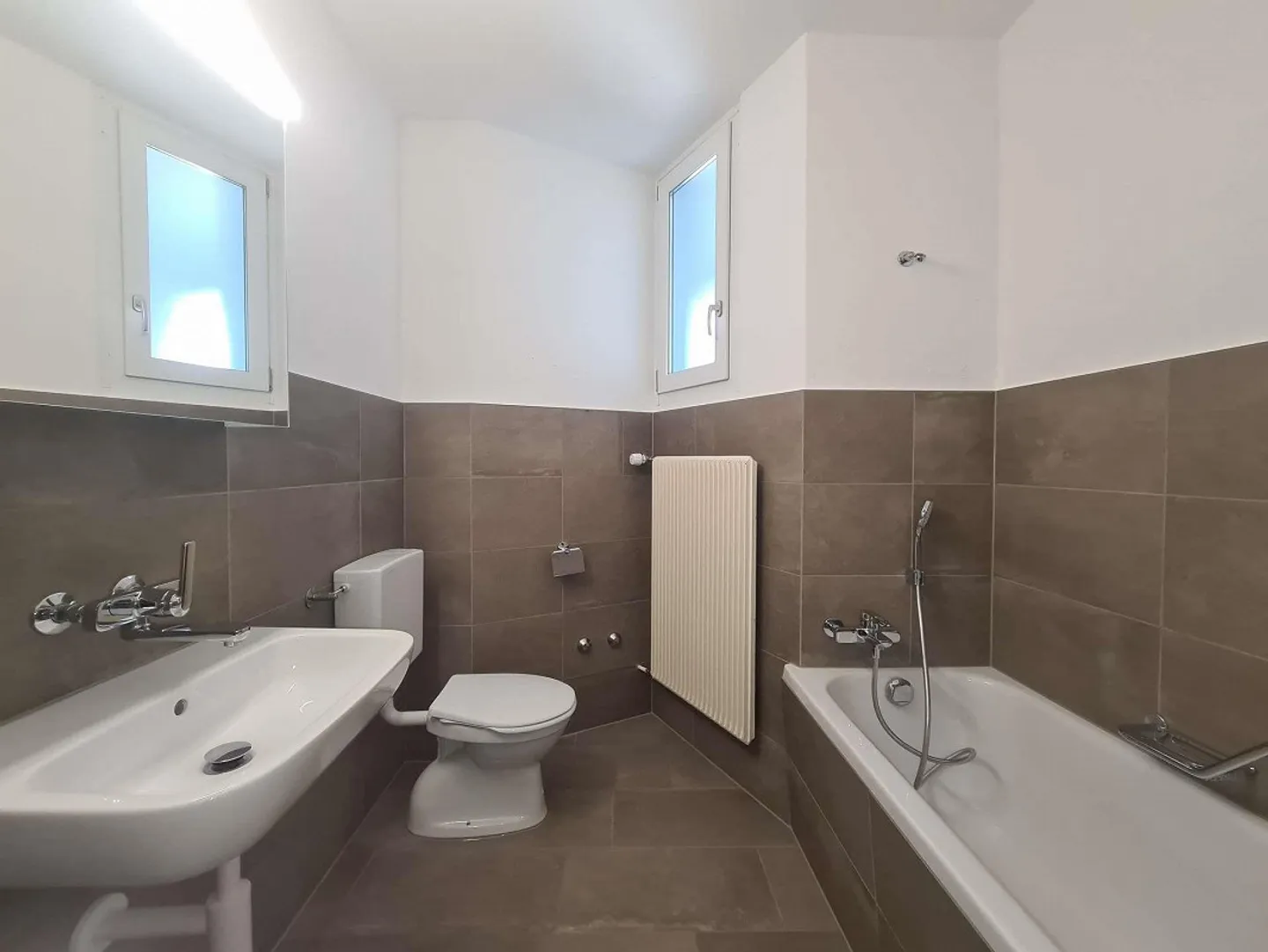 Residential and commercial building in the city center - Photo 8 of 9