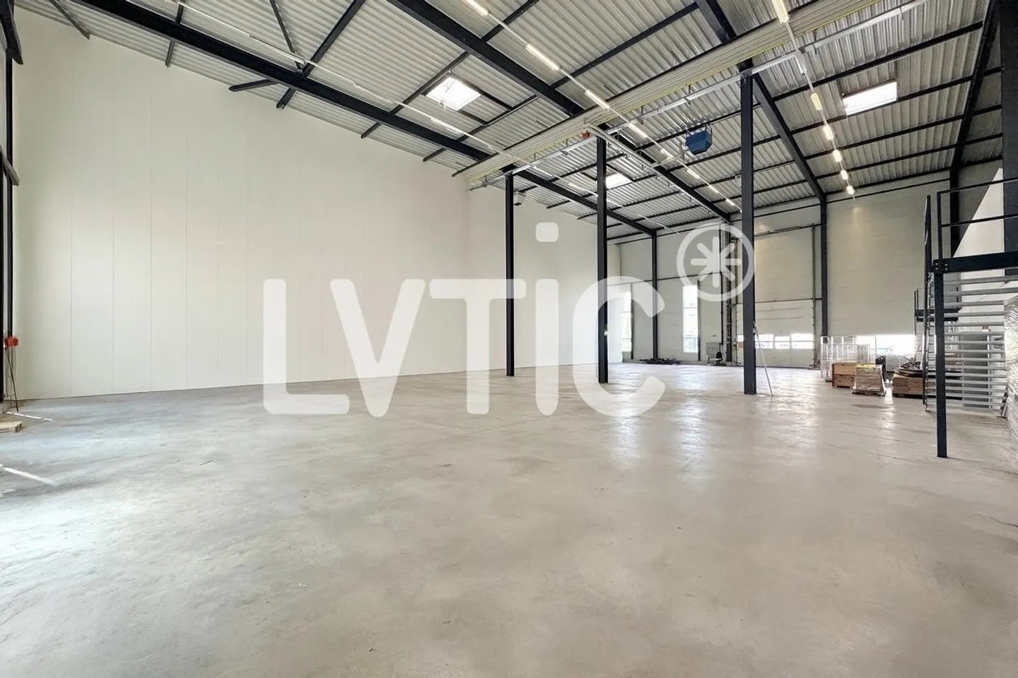 Magazzino, deposito, hall di 950 m2 in affitto vicino a Sion - Vétroz - Foto 1 di 9