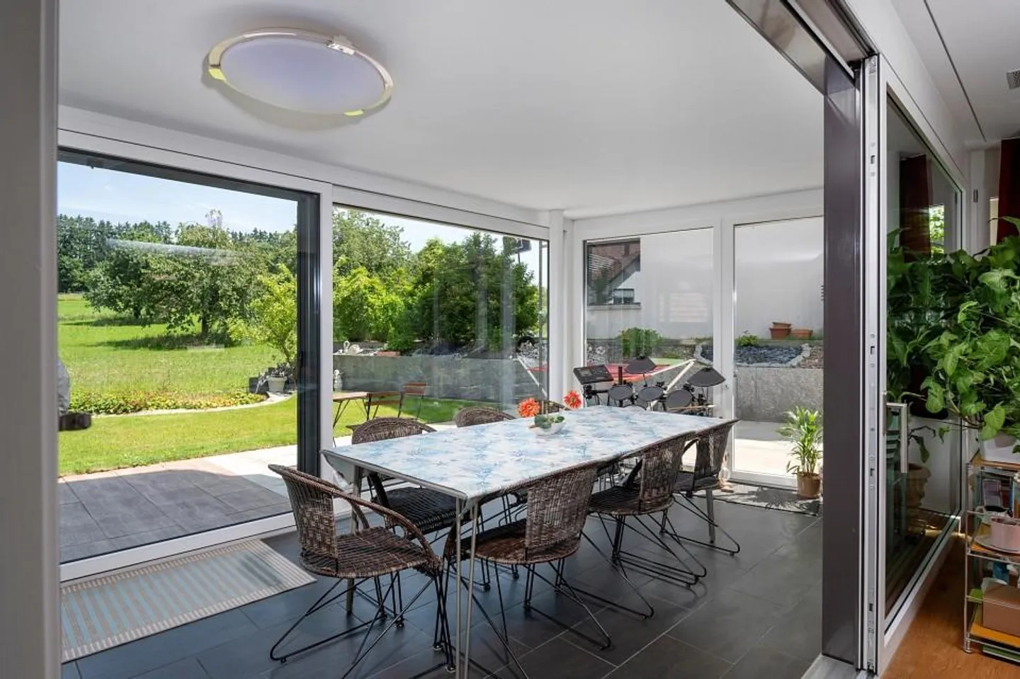 Modern family house - Photo 6 of 12