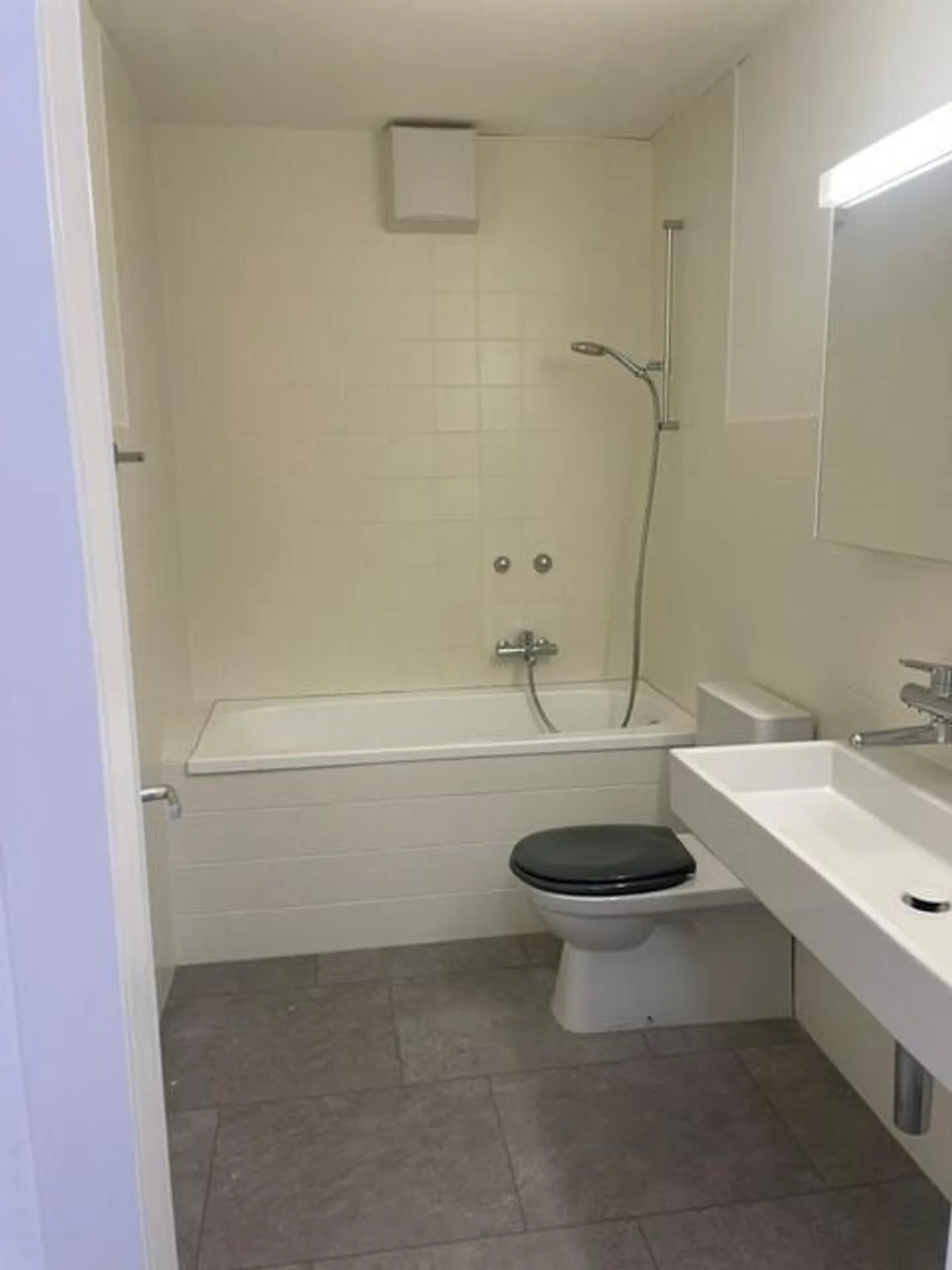 Spacious, bright 3.5-room apartment in Binningen - Photo 9 of 12