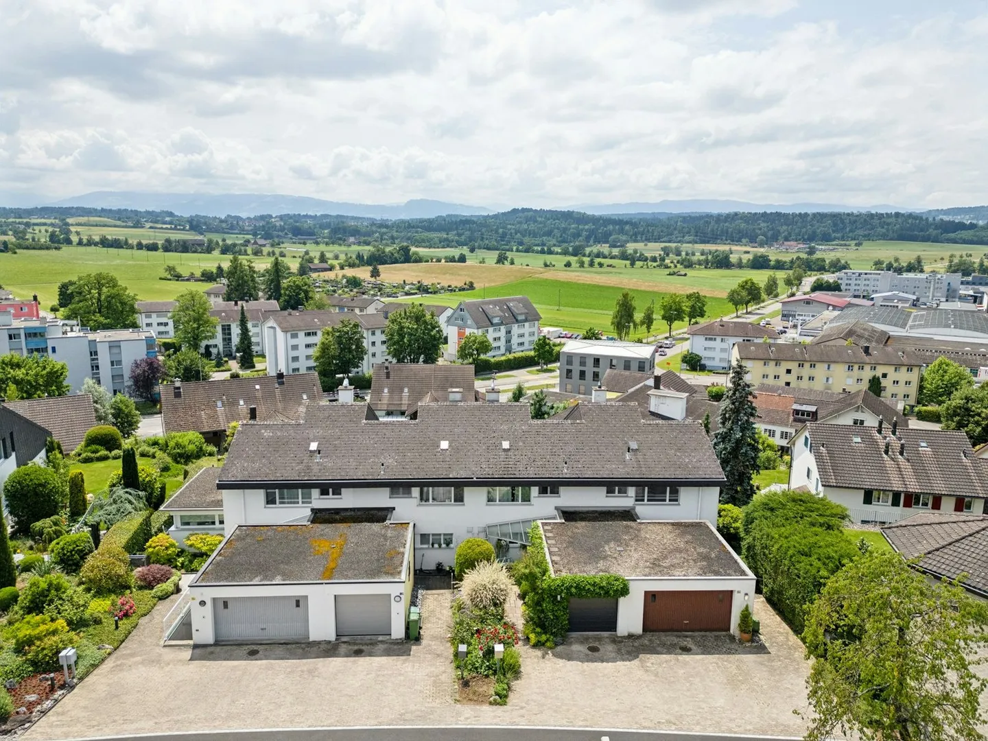 Vista panoramica nella tua casa angolare soleggiata di 5,5 stanze - Foto 1 di 13