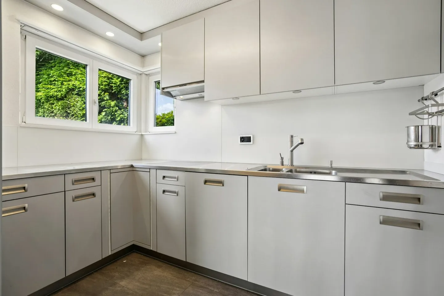 Vista panoramica nella tua casa angolare soleggiata di 5,5 stanze - Foto 3 di 13