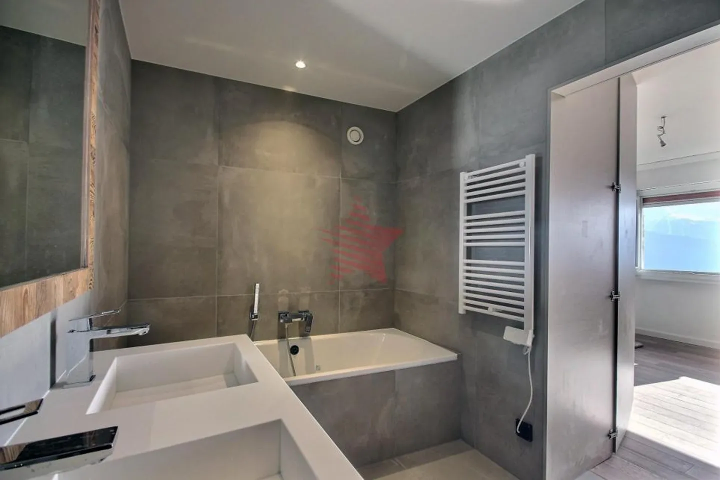 Superbe duplex intégralement rénové avec vue panoramique - Photo 11 sur 13