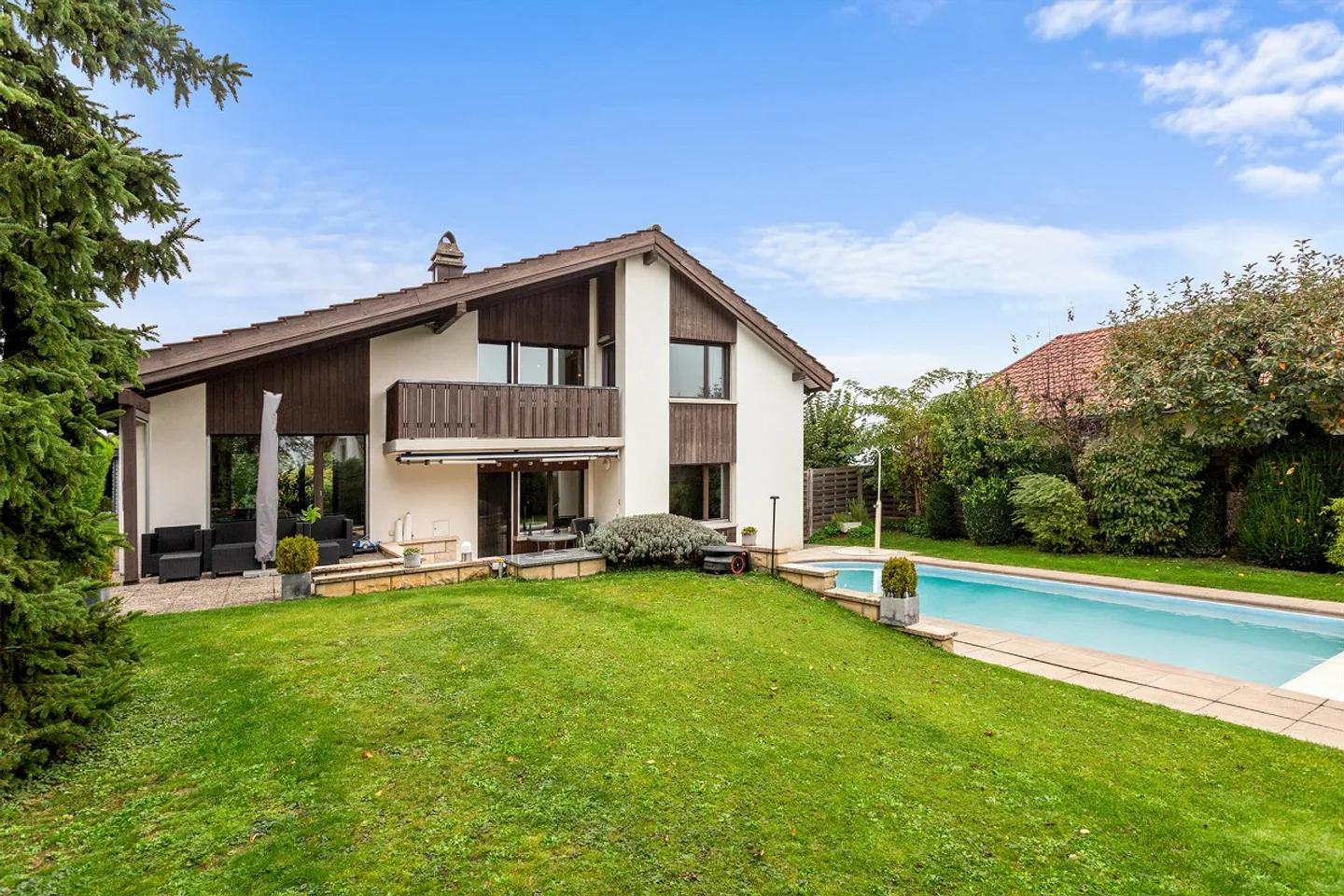 Zeitlose Architektur mit naturnahem Garten - Foto 1 von 4