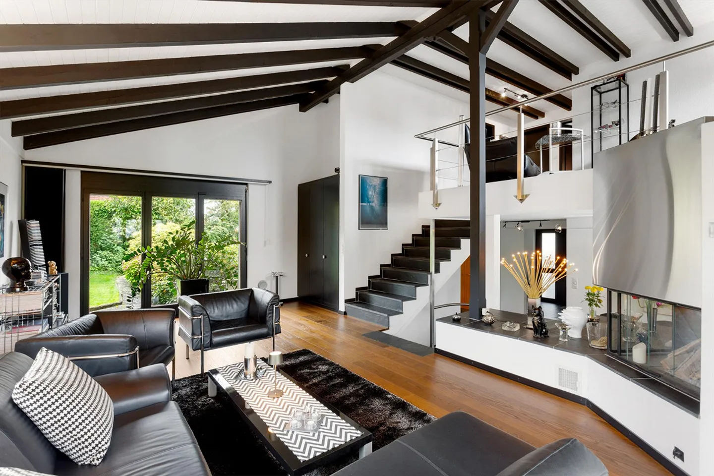 Zeitlose Architektur mit naturnahem Garten - Foto 2 von 4