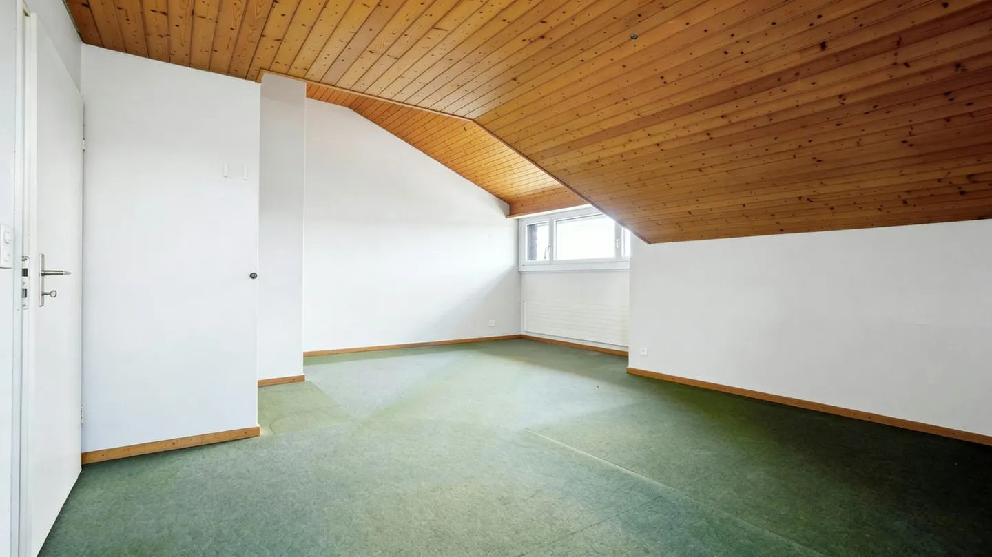 Vista panoramica nella tua casa angolare soleggiata di 5,5 stanze - Foto 9 di 13