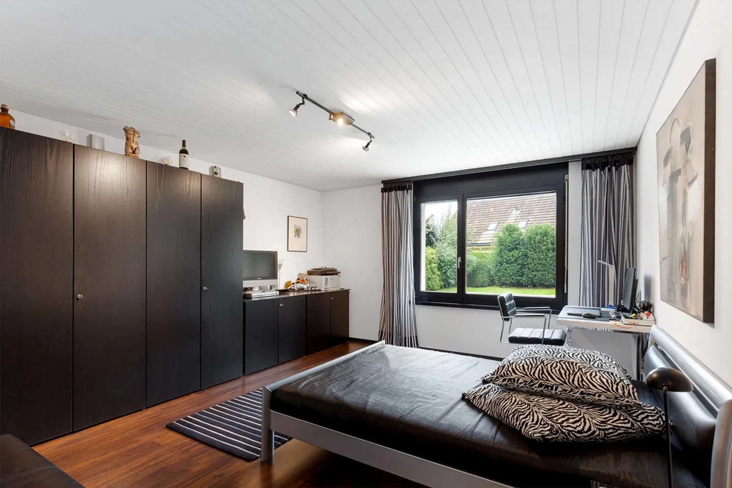 Zeitlose Architektur mit naturnahem Garten - Foto 3 von 4