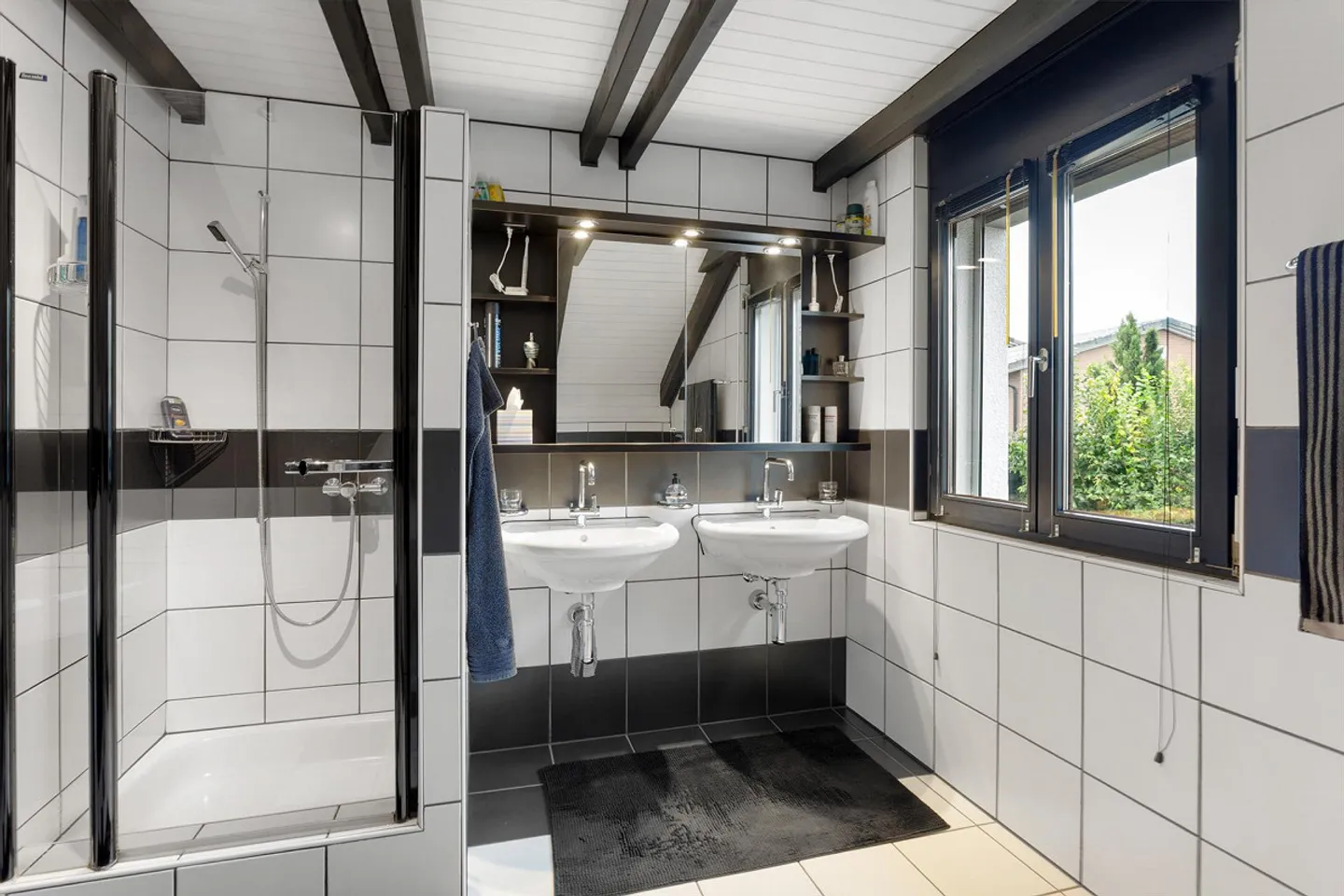 Zeitlose Architektur mit naturnahem Garten - Foto 4 von 4