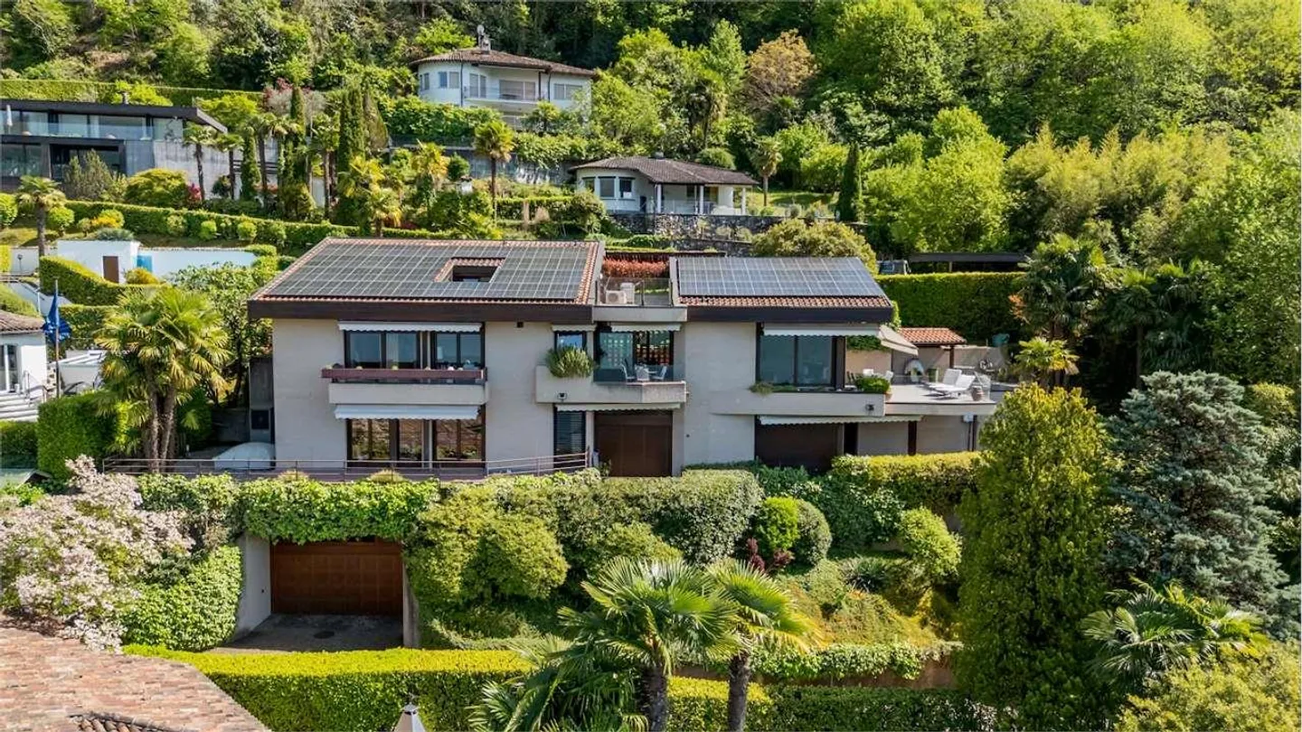 Exclusive villa with lake view, swimming pool and dock - Photo 1 of 13