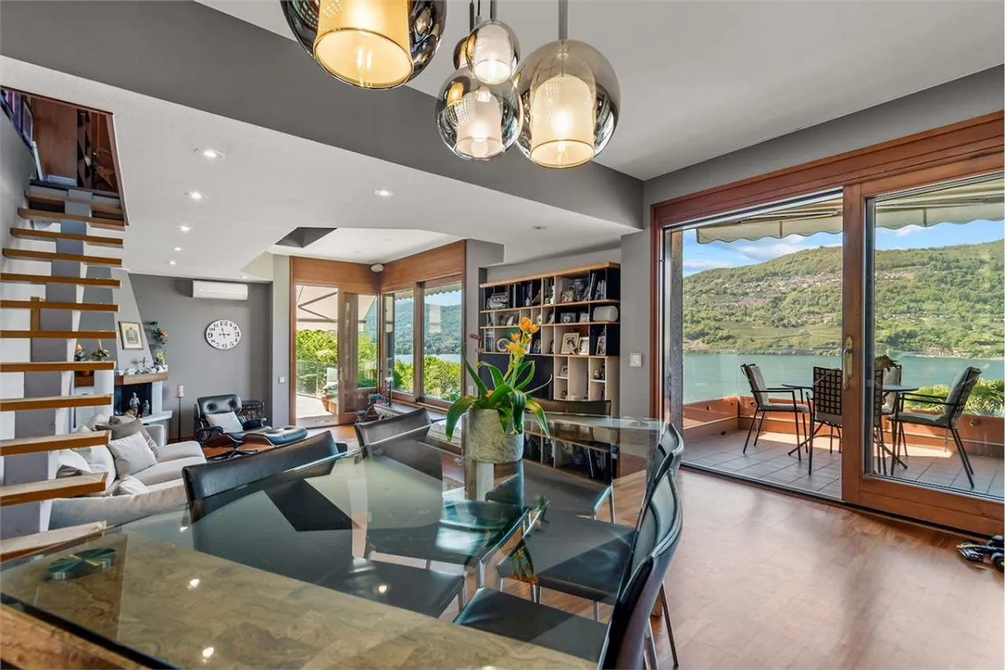 Exclusive villa with lake view, swimming pool and dock - Photo 2 of 13