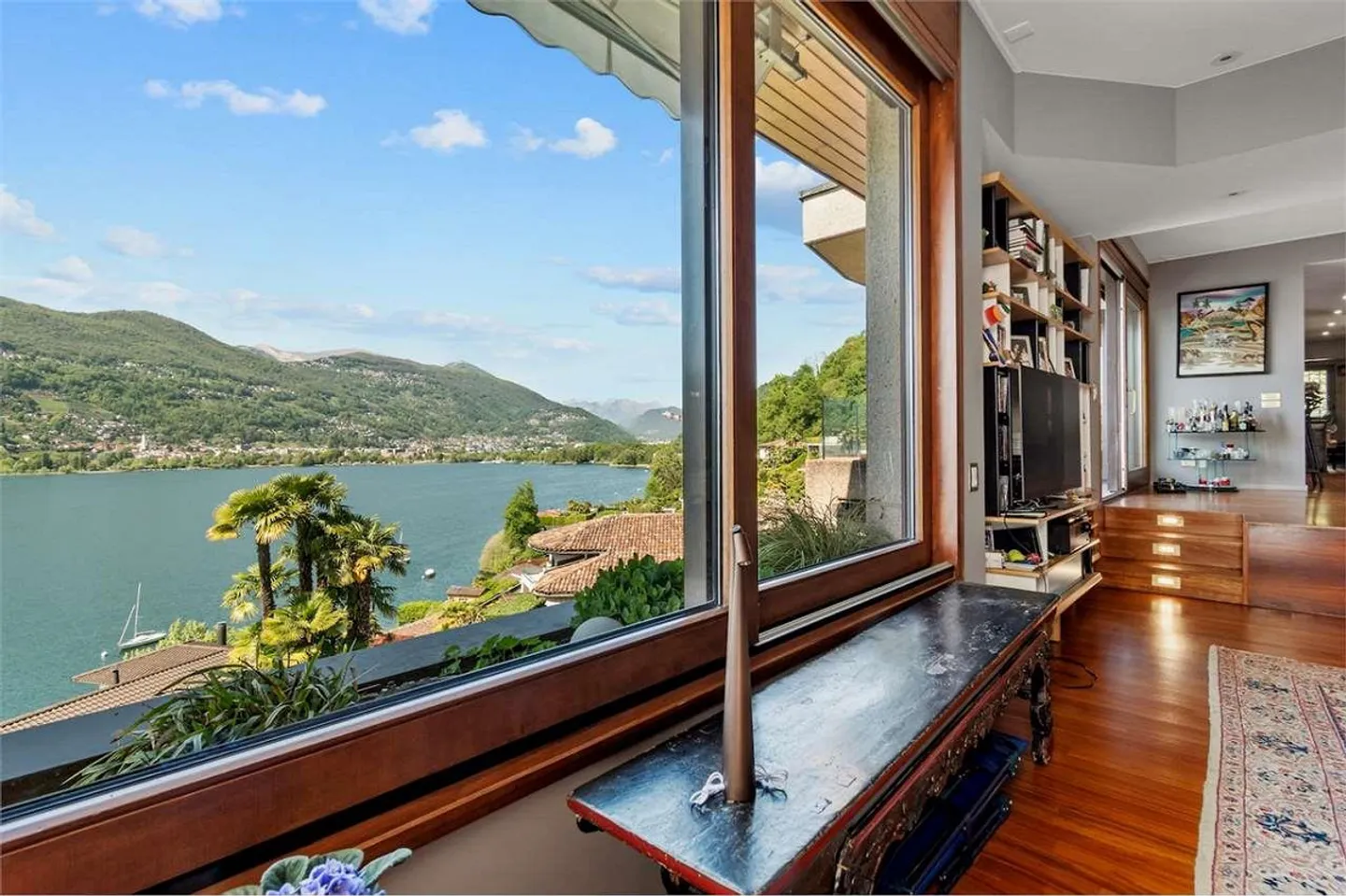 Exclusive villa with lake view, swimming pool and dock - Photo 3 of 13