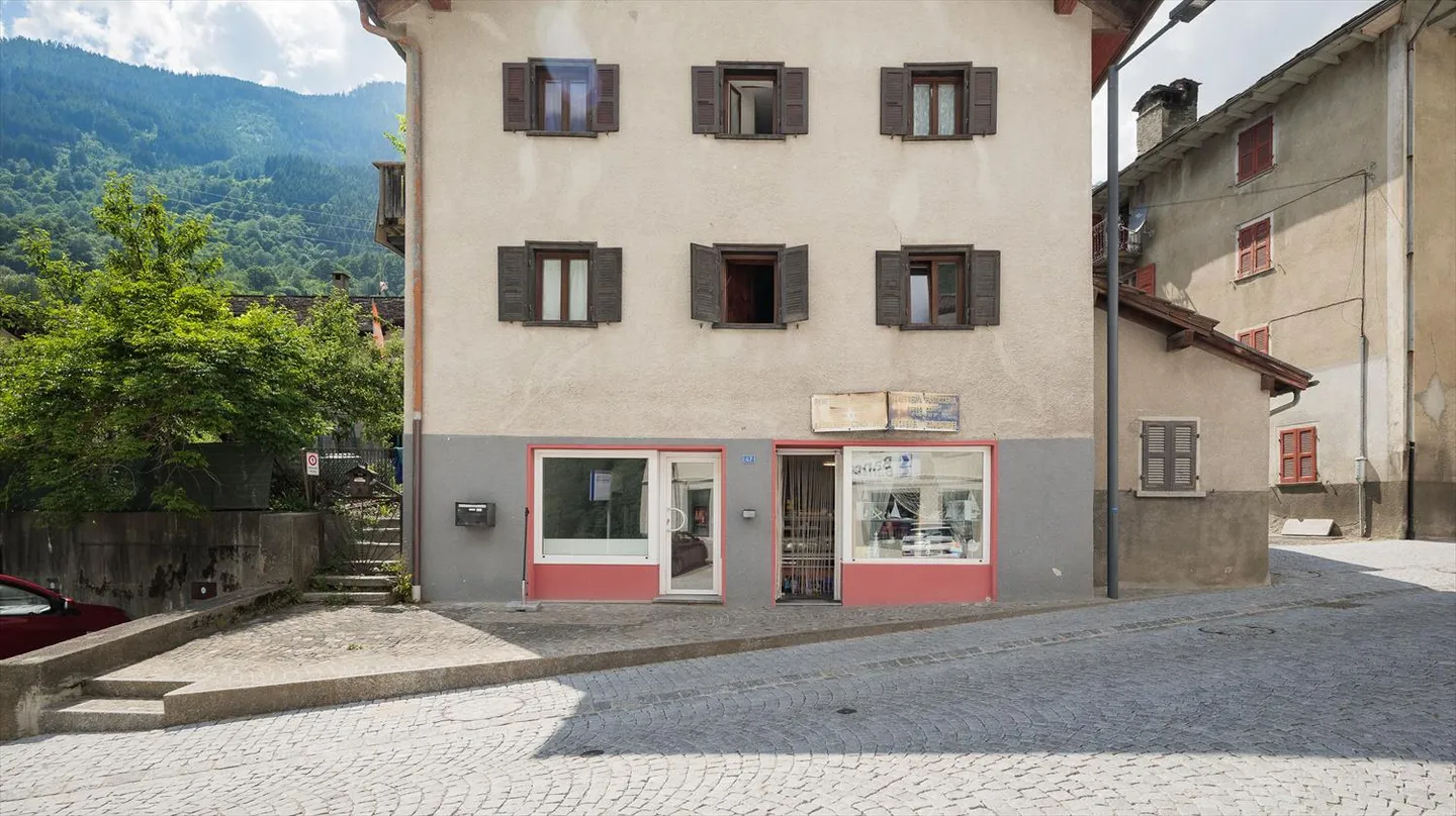 Casa con due spazi commerciali a Mesocco - Foto 1 di 9