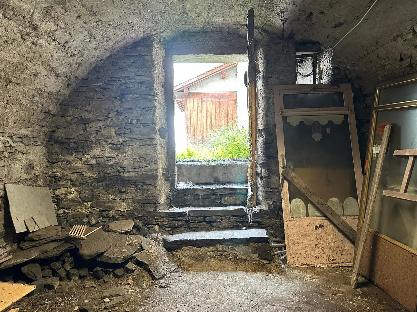 Casa con due spazi commerciali a Mesocco - Foto 2 di 9