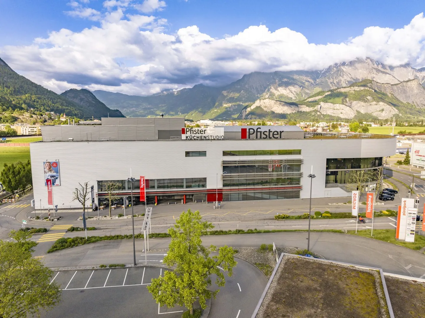 Sales area in a convenient location - Photo 2 of 6