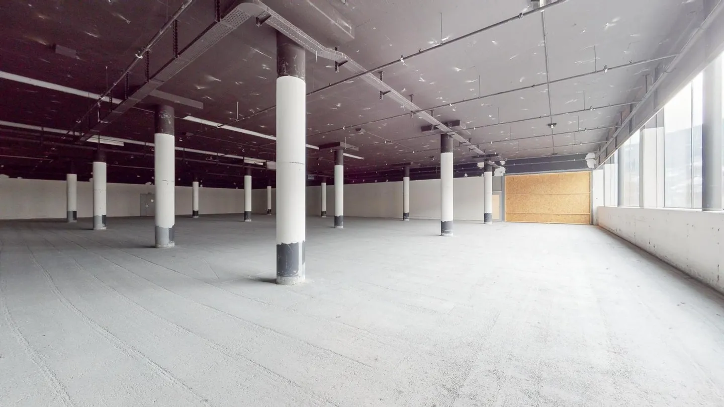 Sales area in a convenient location - Photo 3 of 6