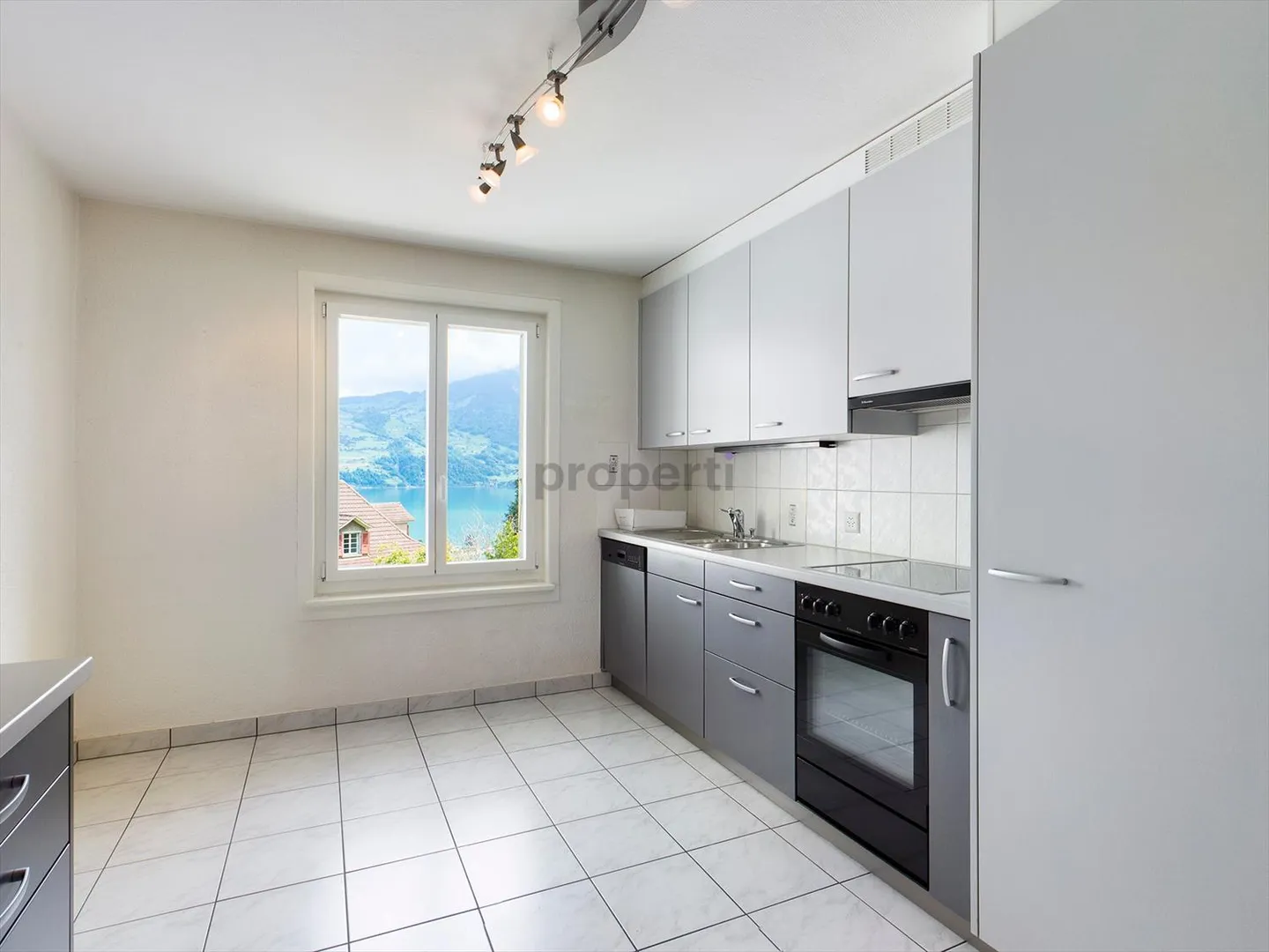Luminoso appartamento di 3,5 stanze con vista mozzafiato a Spiez - Foto 2 di 8