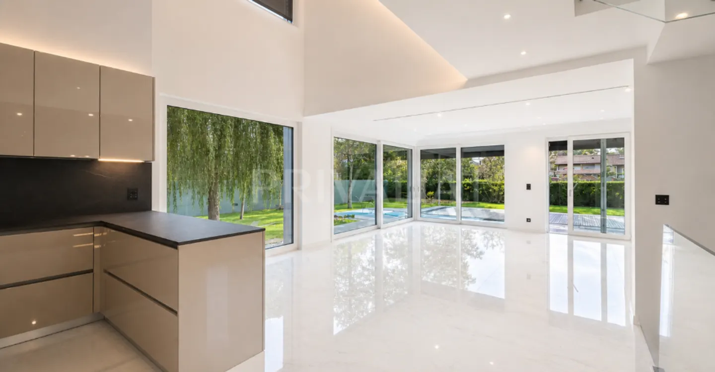 Magnifica villa nuova con piscina in un ambiente tranquillo ed esclusivo - Foto 1 di 10