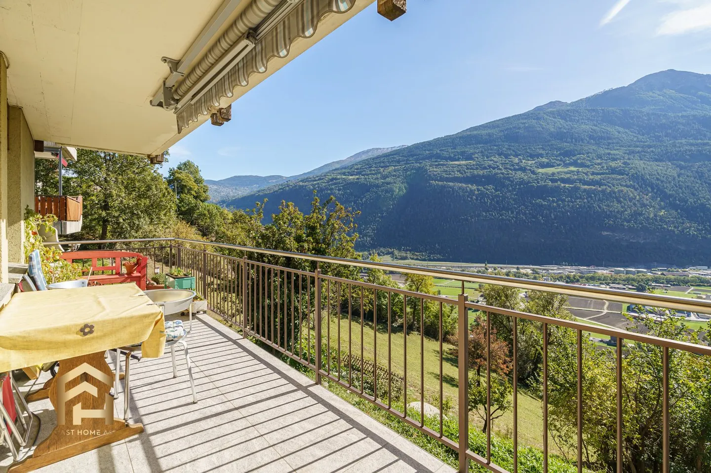 Sonnige 2.5-Zimmer-Wohnung mit Aussicht - Foto 1 von 13