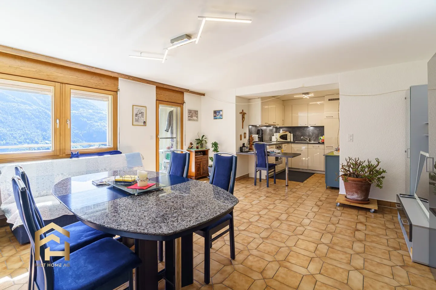 Sonnige 2.5-Zimmer-Wohnung mit Aussicht - Foto 2 von 13