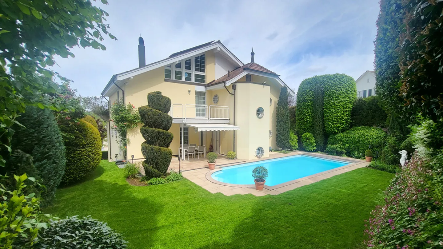 Impressive 6.5-Room Villa with Pool, Panoramic View and Large Garage - Photo 2 of 28