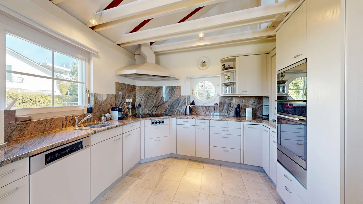 Impressive 6.5-Room Villa with Pool, Panoramic View and Large Garage - Photo 14 of 28