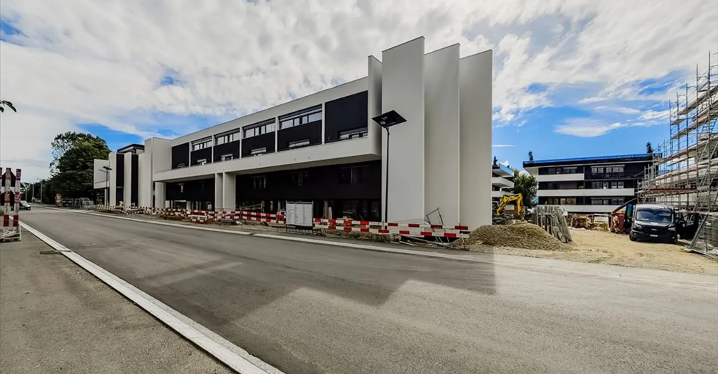 Mixed-use building for rent - Photo 8 of 9