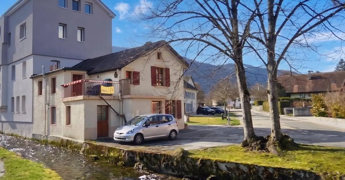 Charmantes Dorfhaus angrenzend an Fleurier. - Foto 3 von 11