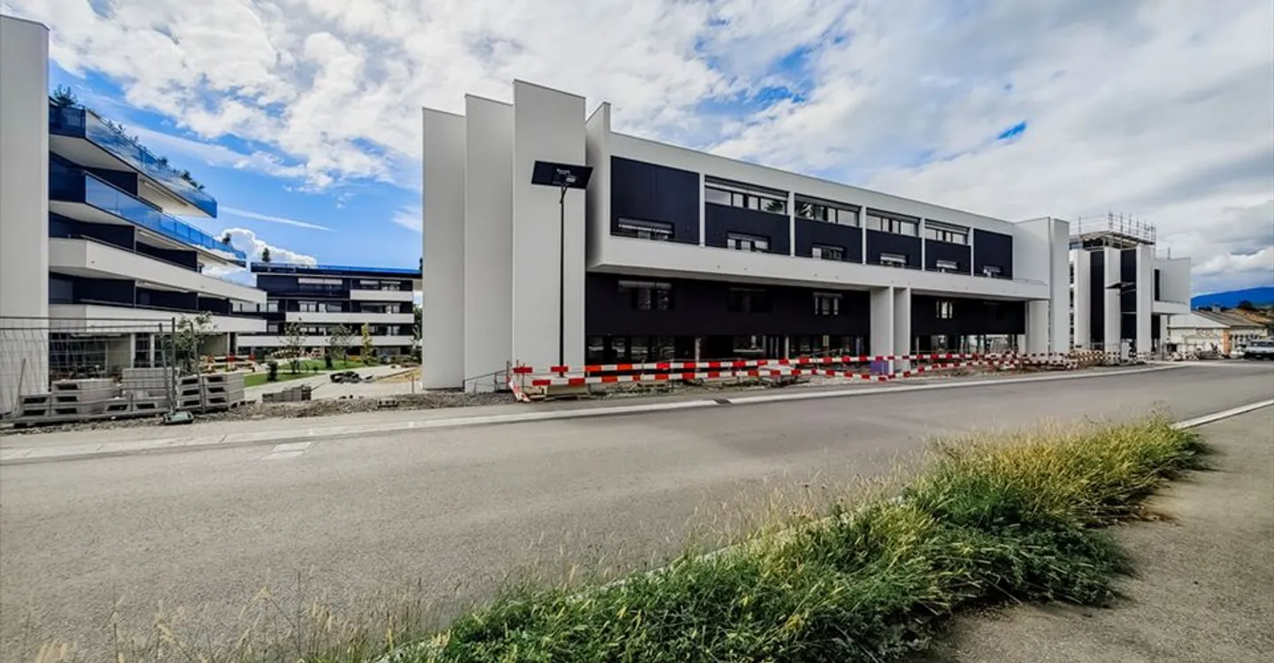 Mixed-use building for rent - Photo 2 of 9