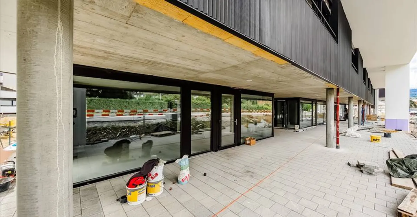 Mixed-use building for rent - Photo 6 of 9