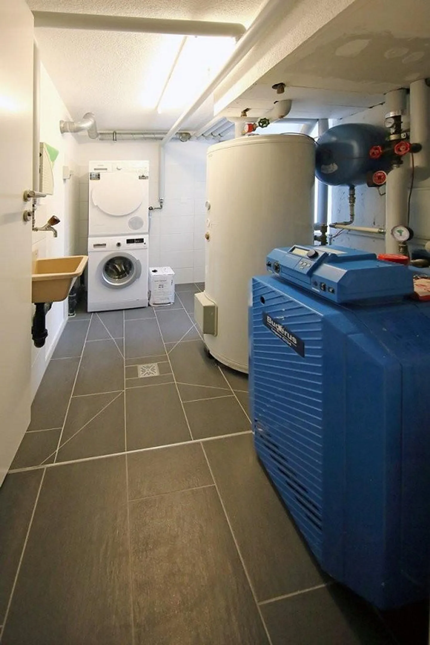 Charming, extensively renovated studio for rent - Photo 11 of 12