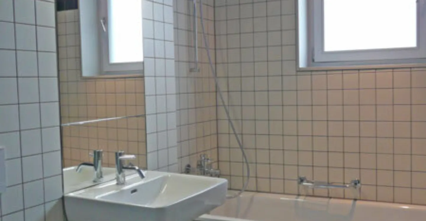 Renovated Apartment with Charm - Photo 4 of 4