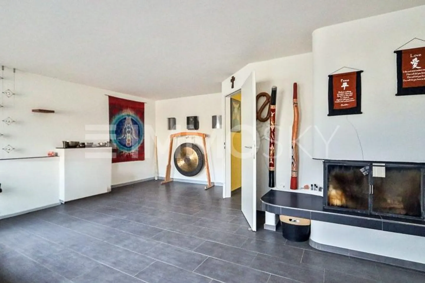 Modern Family Home with Garden - Photo 2 of 5