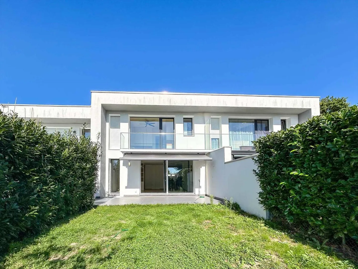 Semi-detached villa - Photo 1 of 10