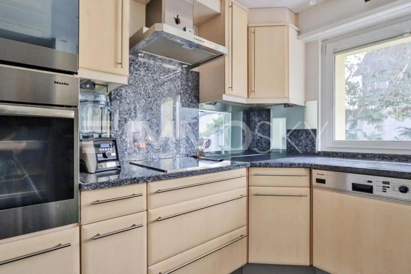 Modern Family Home with Garden - Photo 5 of 5