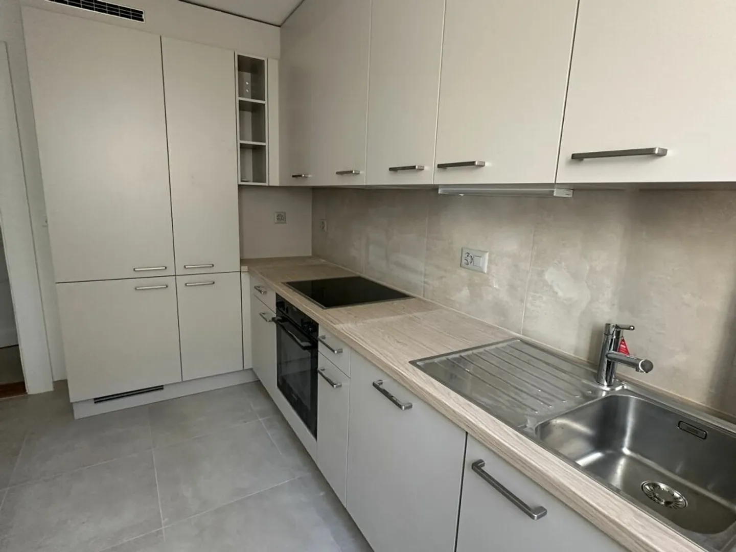 Bell'appartamento ristrutturato di 4 stanze con balcone - Rue Louis-Favre 20, Neuchâtel - Foto 2 di 13