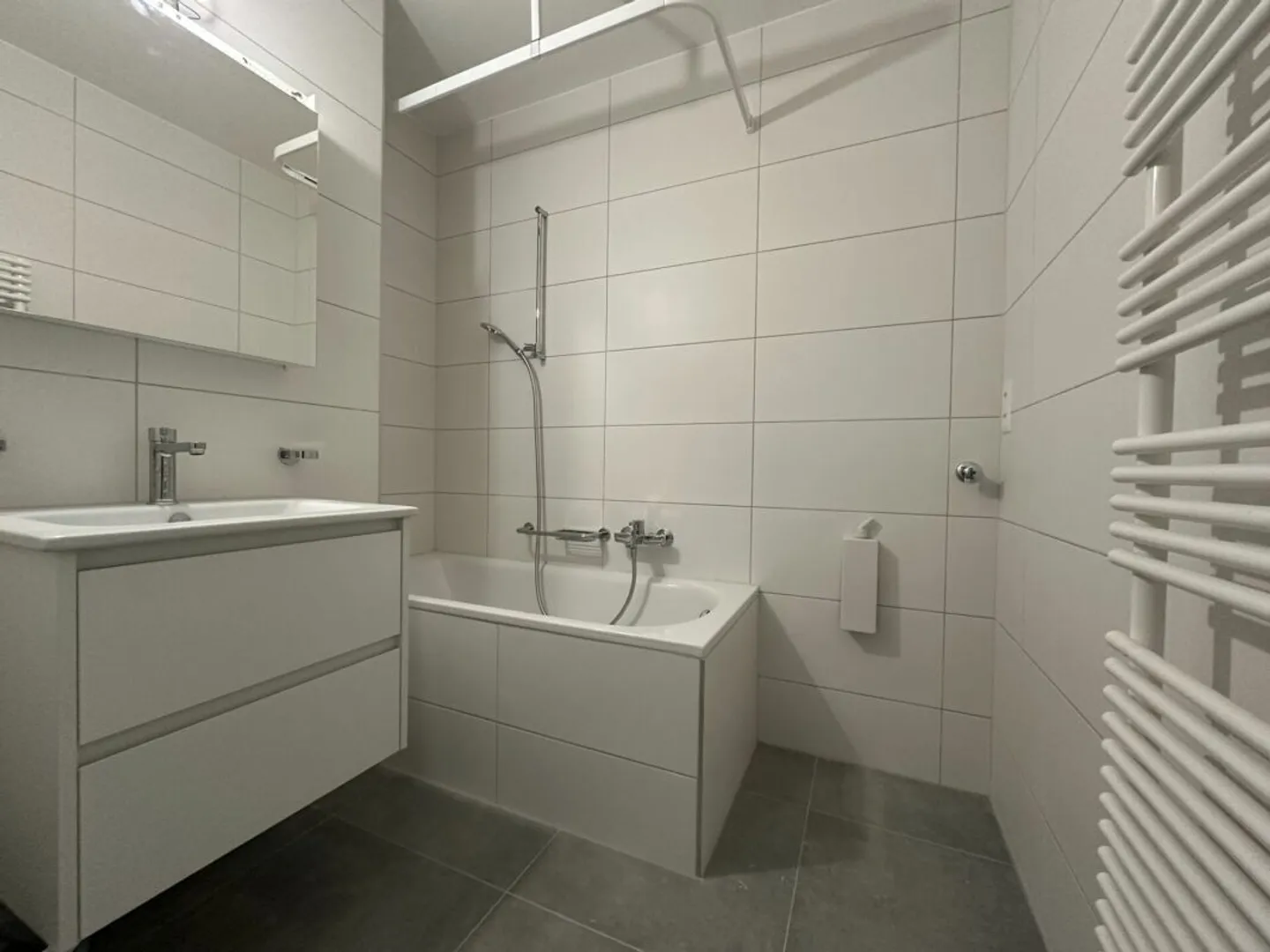 Bell'appartamento ristrutturato di 4 stanze con balcone - Rue Louis-Favre 20, Neuchâtel - Foto 3 di 13