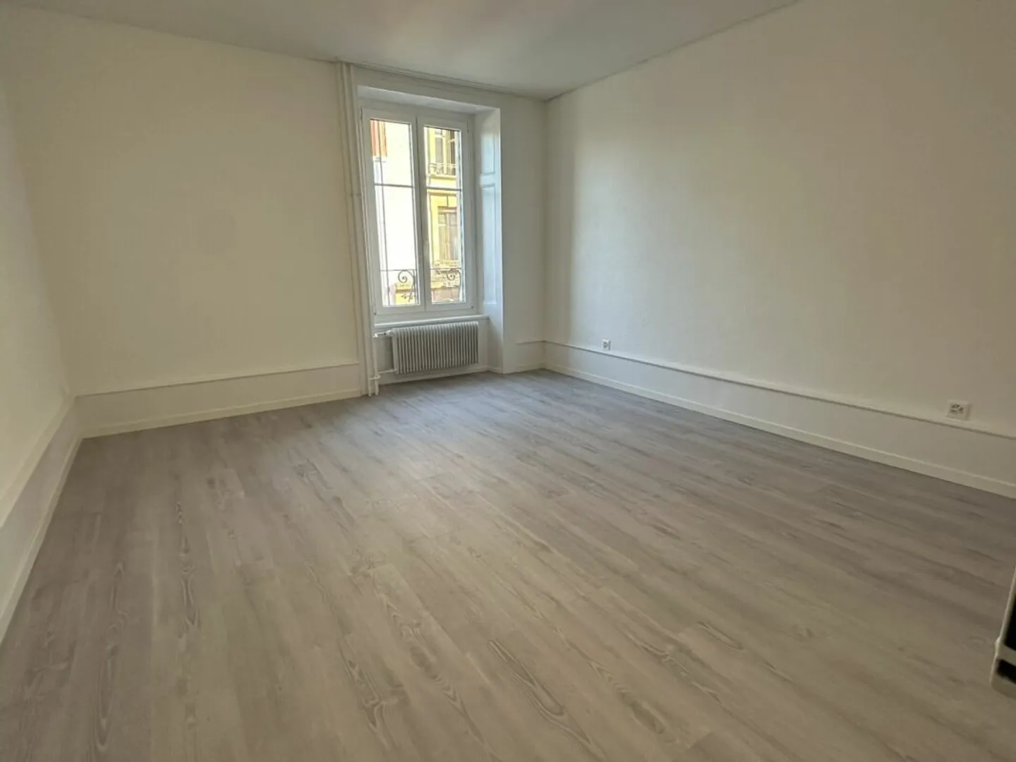 Bell'appartamento ristrutturato di 4 stanze con balcone - Rue Louis-Favre 20, Neuchâtel - Foto 6 di 13