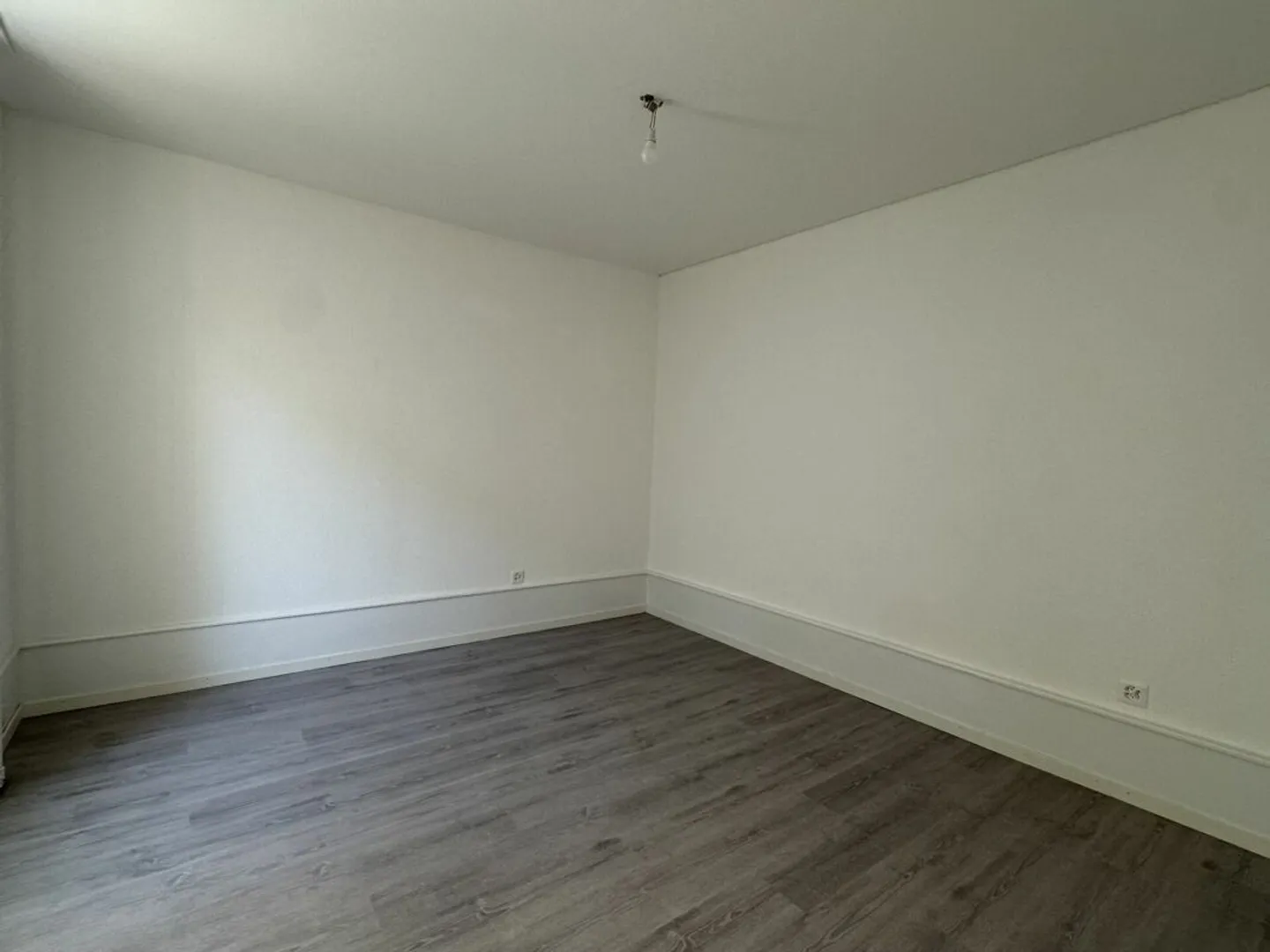 Bell'appartamento ristrutturato di 4 stanze con balcone - Rue Louis-Favre 20, Neuchâtel - Foto 7 di 13